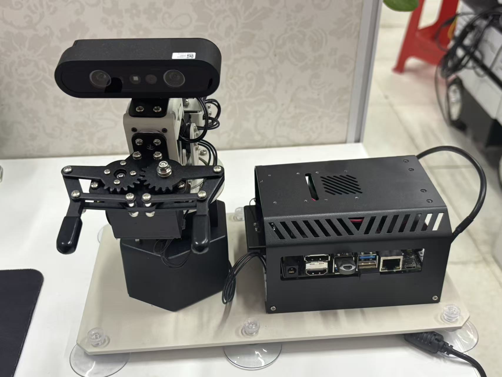 云基智能机器人实验室新添小型机械臂